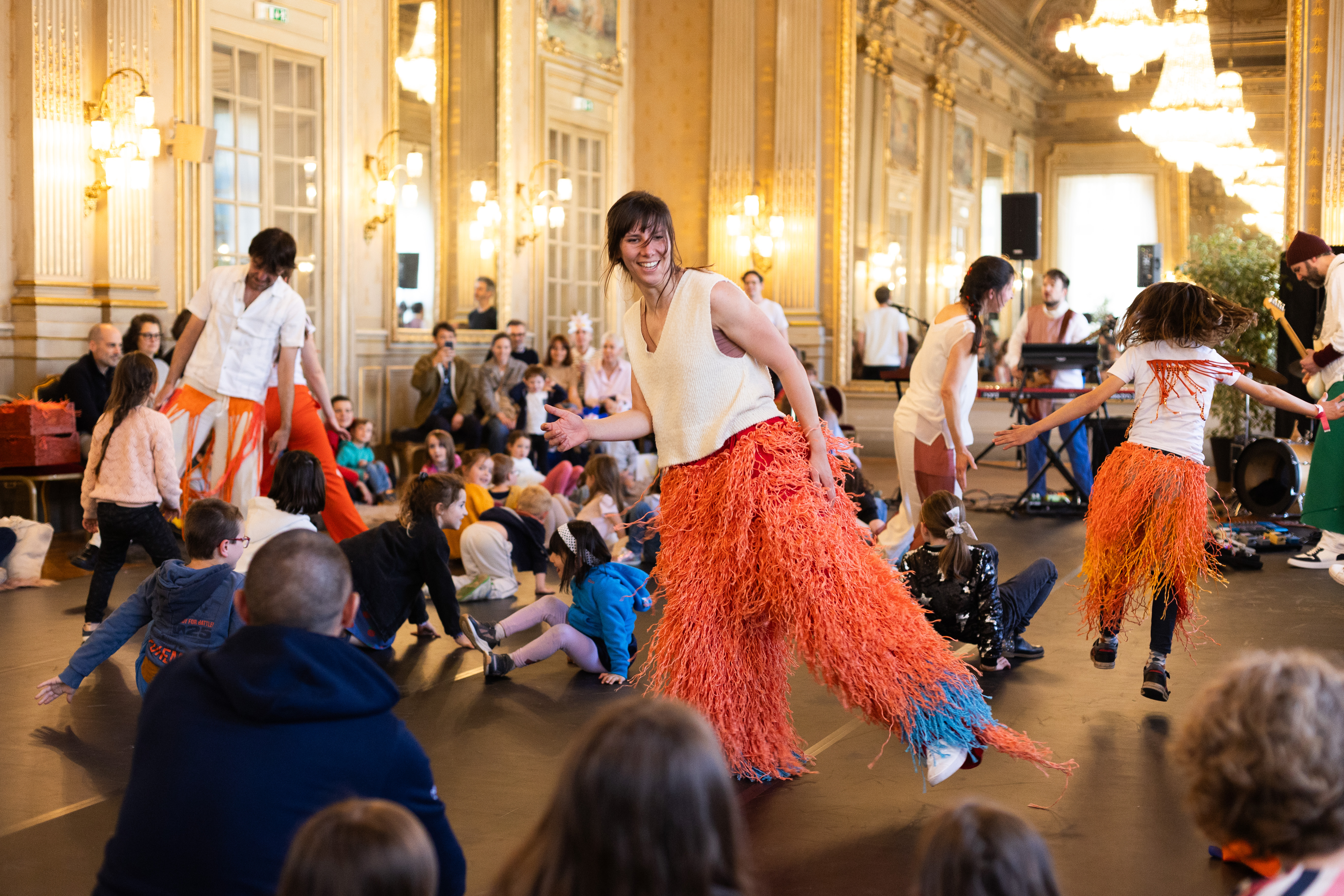 Big Bang Danseuses dans le salon de l'hotel de ville avec des enfants