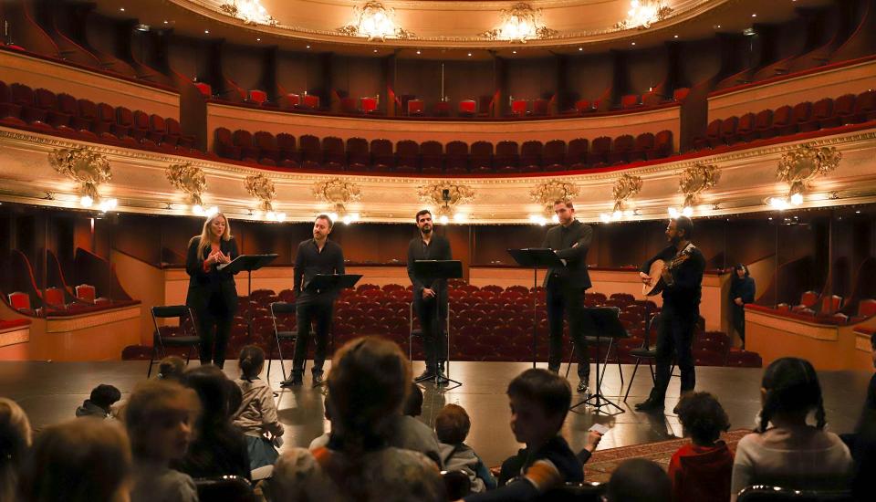 Le Banquet Céleste sur le plateau de l'Opéra, devant un public, salle en arrière plan