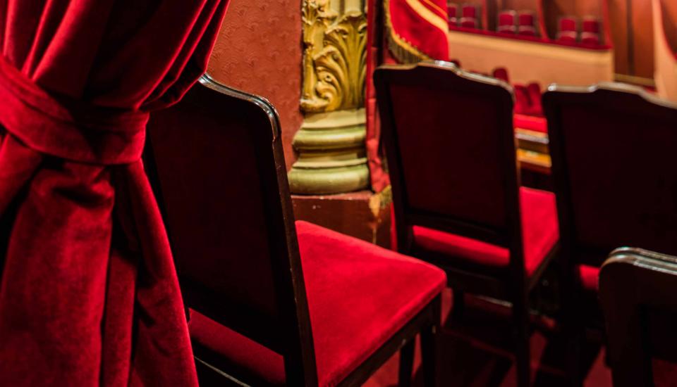 Rideau et sièges rouges de la salle de l'Opéra de Rennes