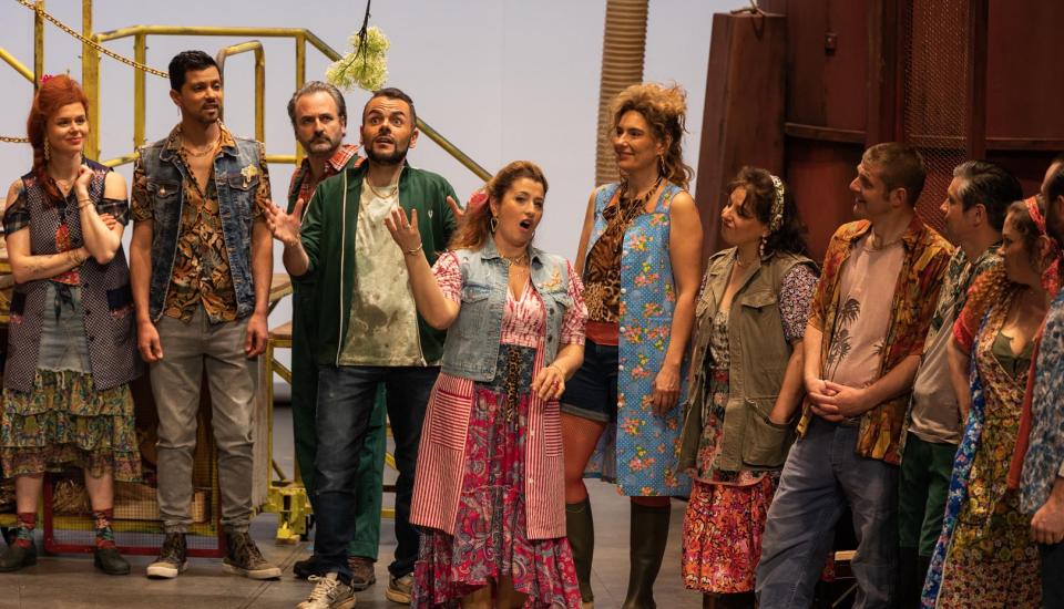 Adina jette un bouquet de fleurs que Nemorino réceptionne