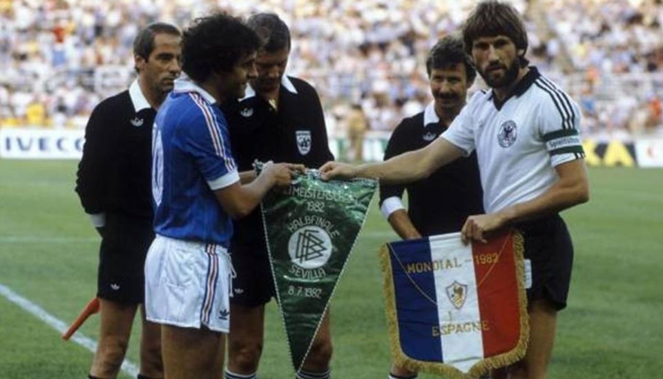 Photo du début de match France-Allemagne en 1982
