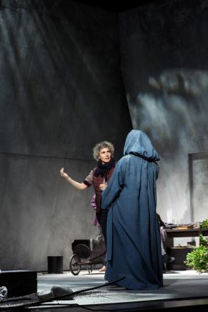 La metteuse en scène Célie Pauthe donne des conseils à une chanteuse vêtue d'une cape bleue.