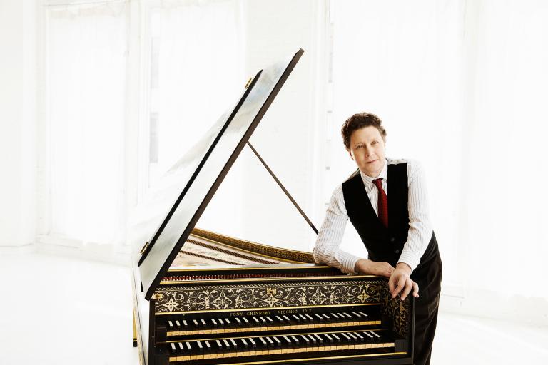 Jory Vinikour Portrait de Jory Vinikour appuyé sur un clavecin