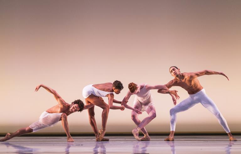 4 danseurs dorme une figure dansée