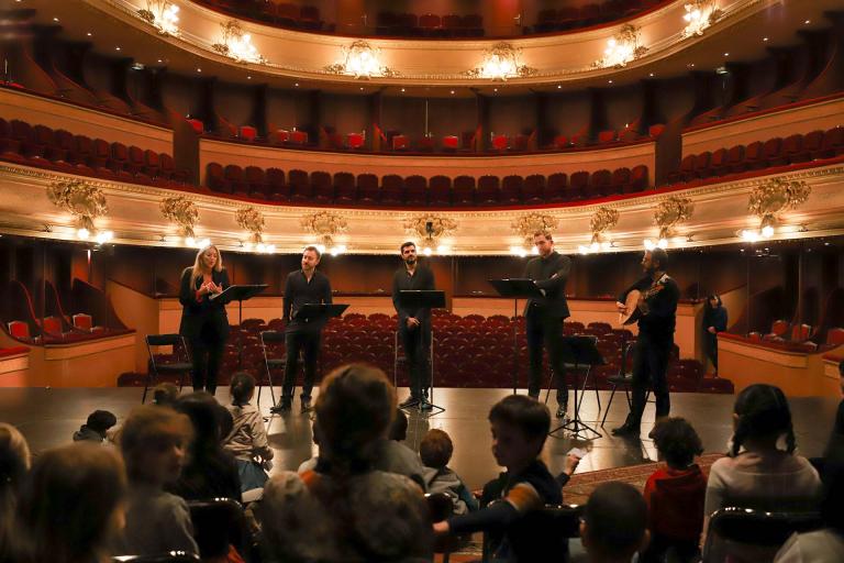 Le Banquet Céleste sur le plateau de l'Opéra, devant un public, salle en arrière plan