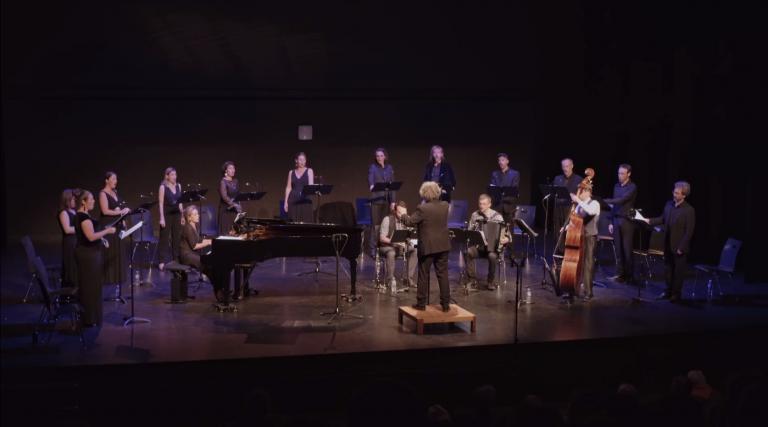 Le Chœur de chambre Mélisme(s) et le BanKal Trio en train de jouer sur scène