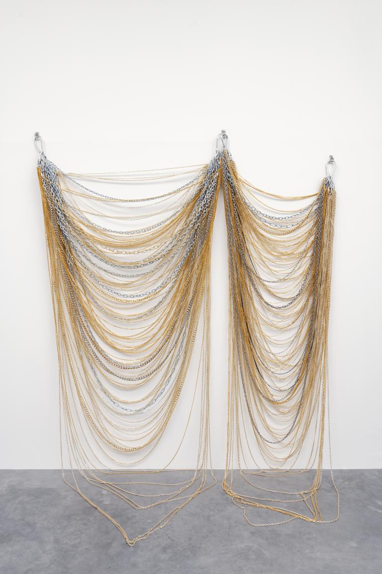 Pauline Boudry / Renate Lorenz, Wall necklace piece (I know where I come from), 2021 Collection Frac Bretagne © Pauline Boudry / Renate Lorenz Crédit photographique : Aurélien Mole