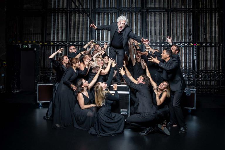 Choeur de chambre Mélisme(s) Photo de groupe du Chœur de chambre Mélisme(s) où Gildas Pungier, directeur, est au centre et mime de sauter, entourés des membres du chœur.