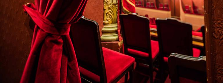 Rideau et sièges rouges de la salle de l'Opéra de Rennes