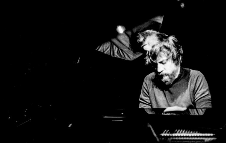 Portrait de Raül Refree Raül Refree jouant du piano, photo en noir et blanc