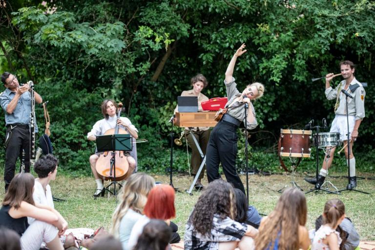Carmen Femme chantant devant une foule, petit orchestre au second plan