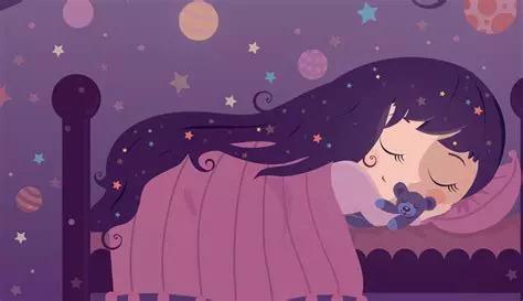 un enfant dort sur un lit aux  couleurs prune, violette. Elle a un ourson peluche bleu dans la mains, et son mur est couvert d'étoiles et de planètes de plein de couleurs différentes
